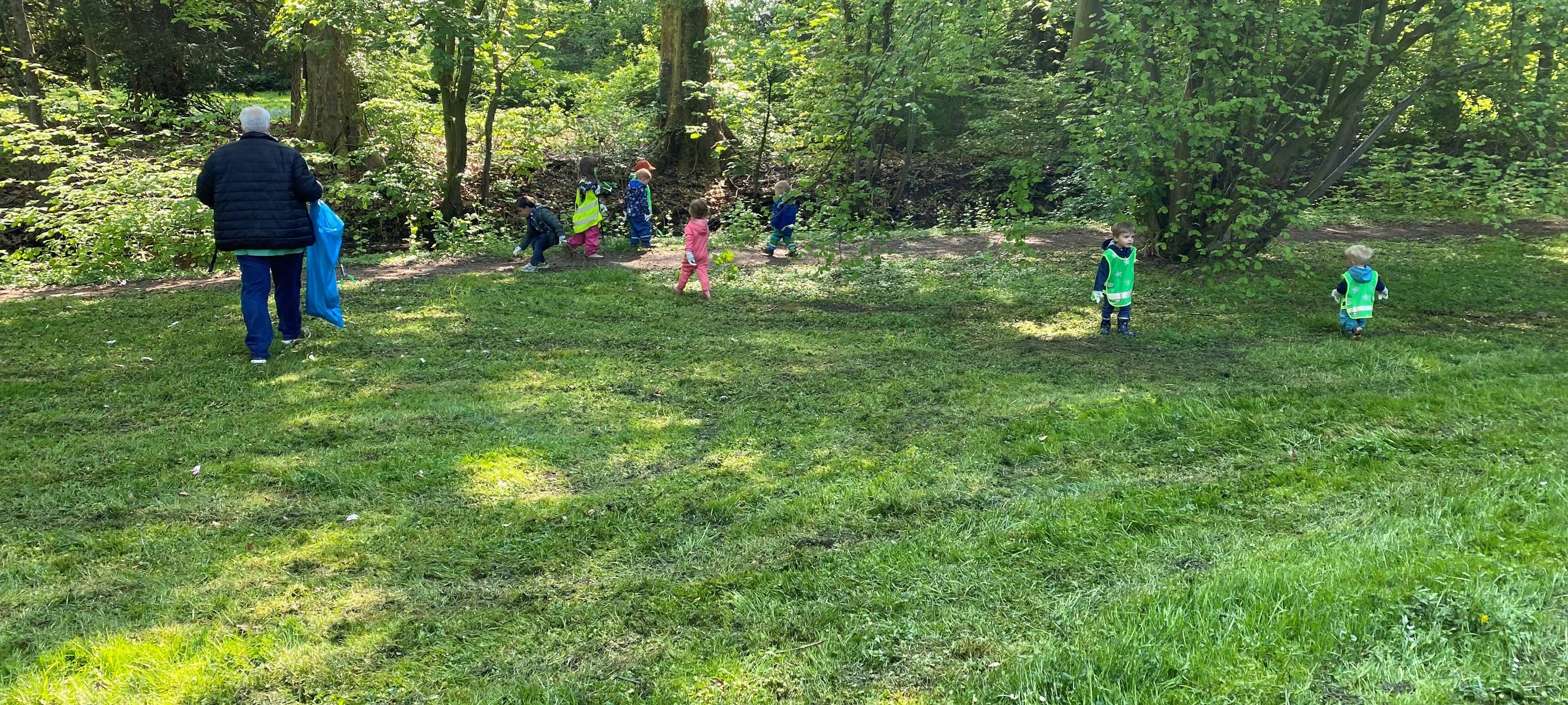 KiTa-Kinder in Neuss räumen Müll weg