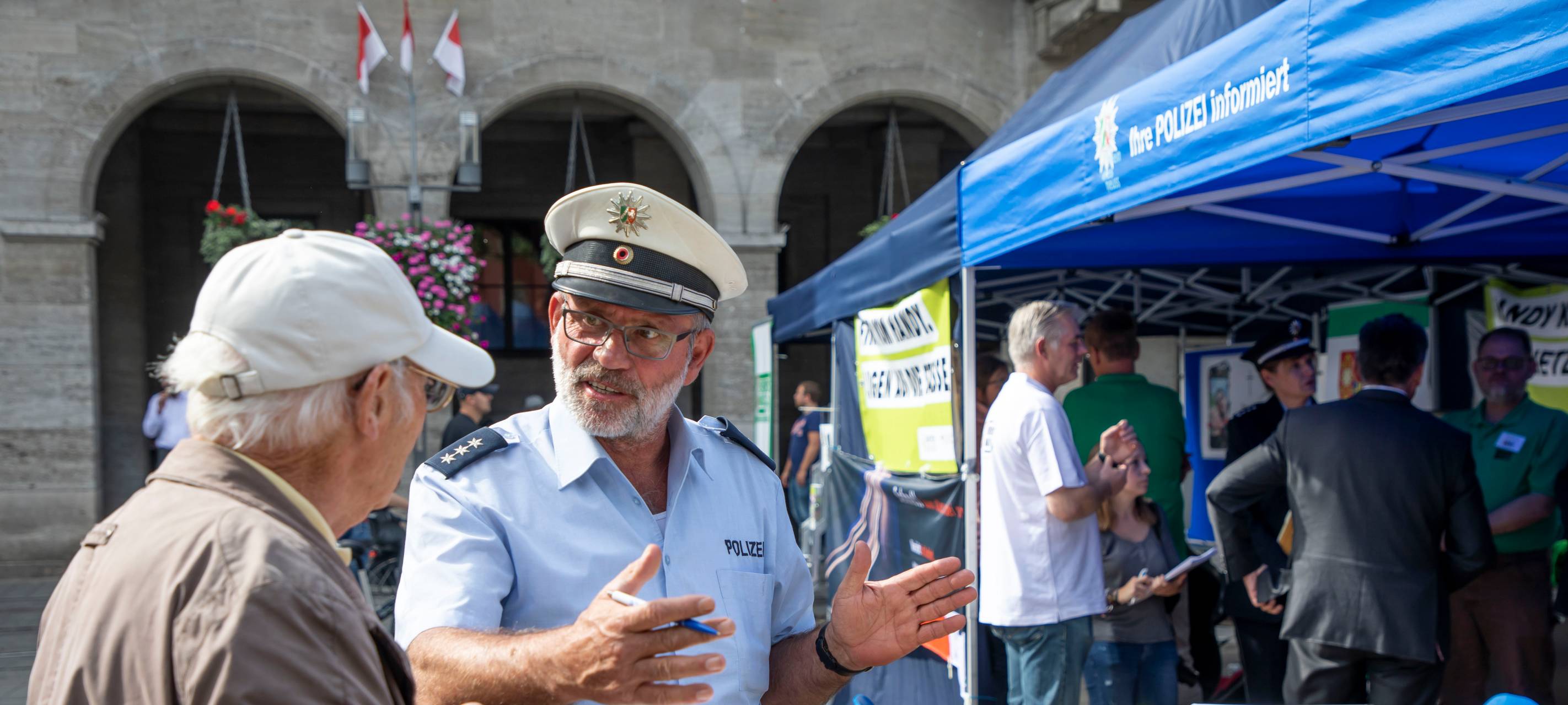 Kreispolizei mit Fahrsimulator auf dem Neusser Markt