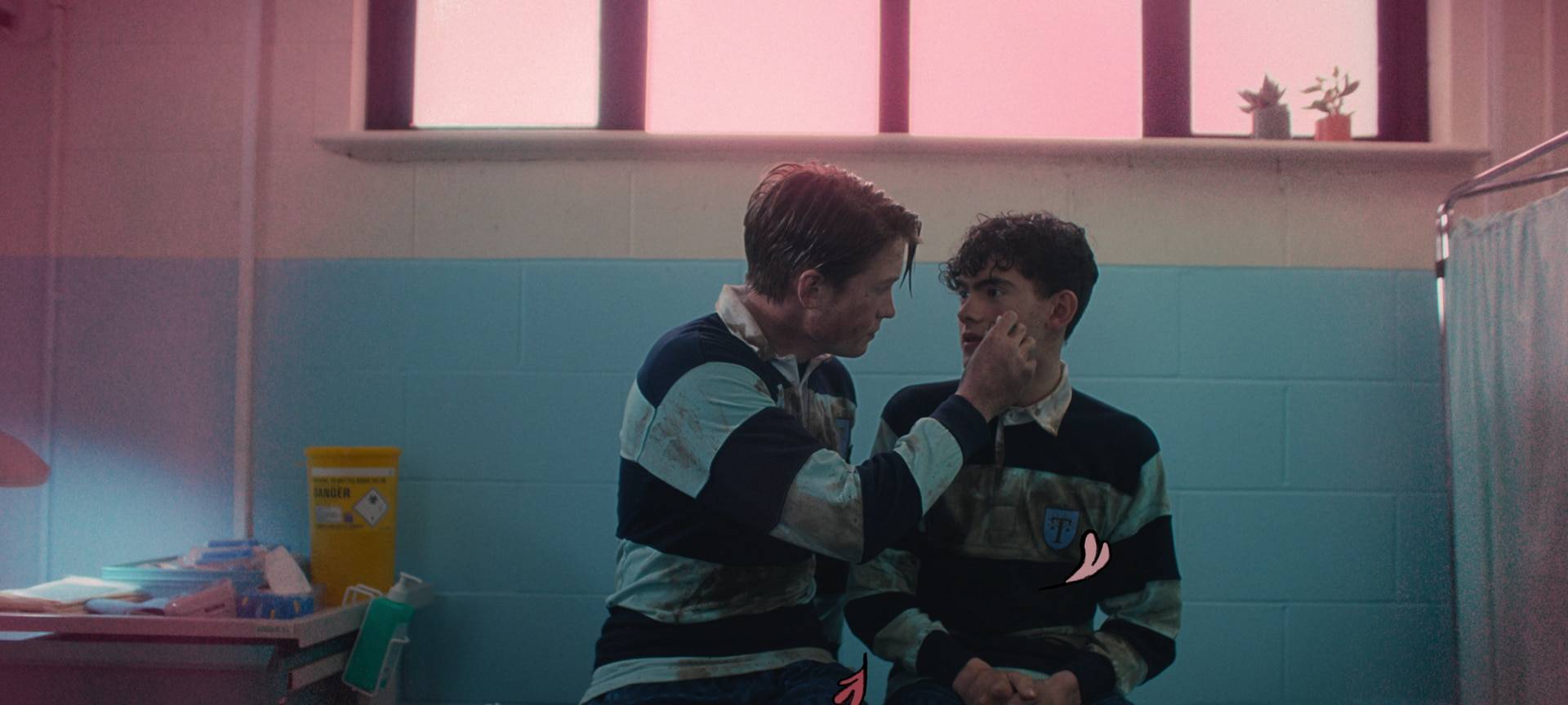 Charlie und Nick in der Umkleide.