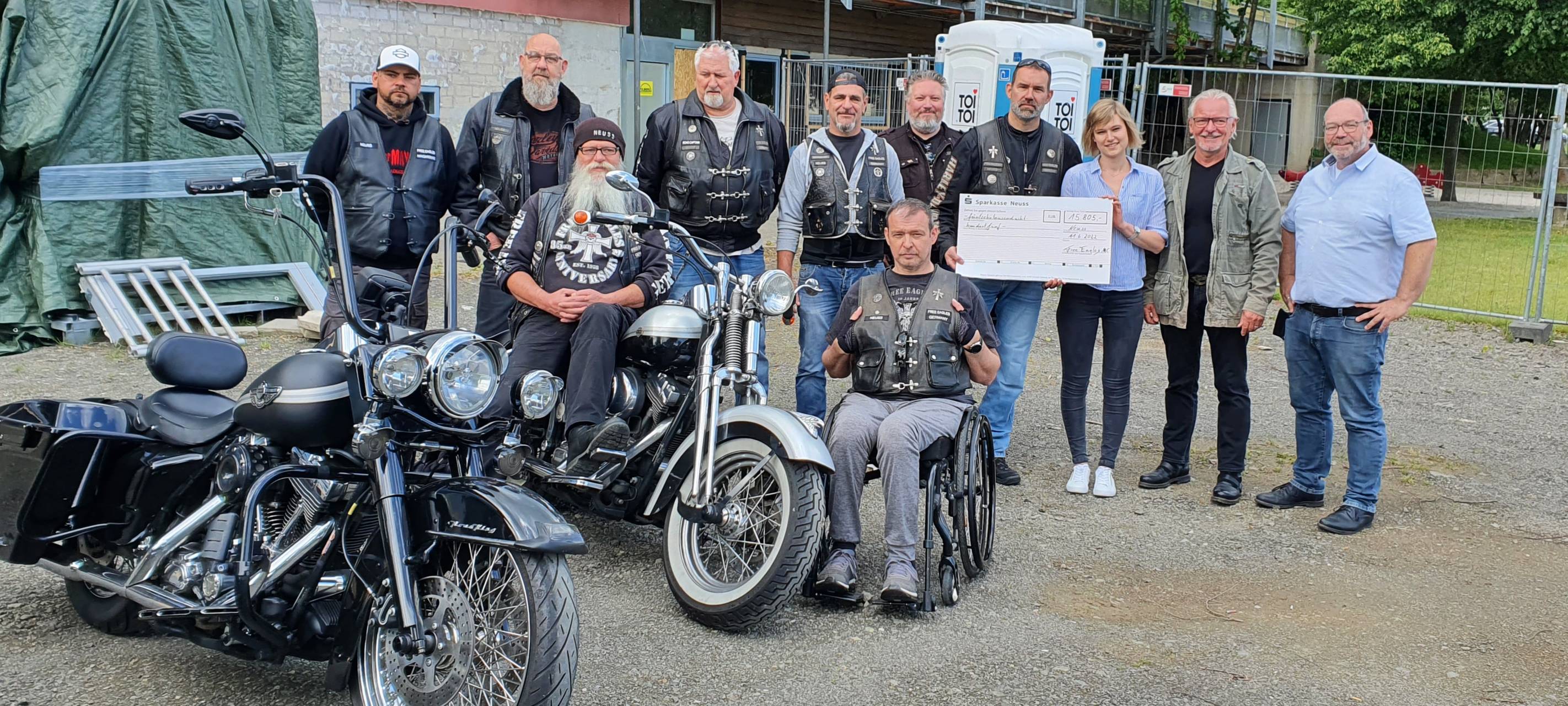 Neusser Rocker fürs Ahrtal: Spende an KiTa übergeben