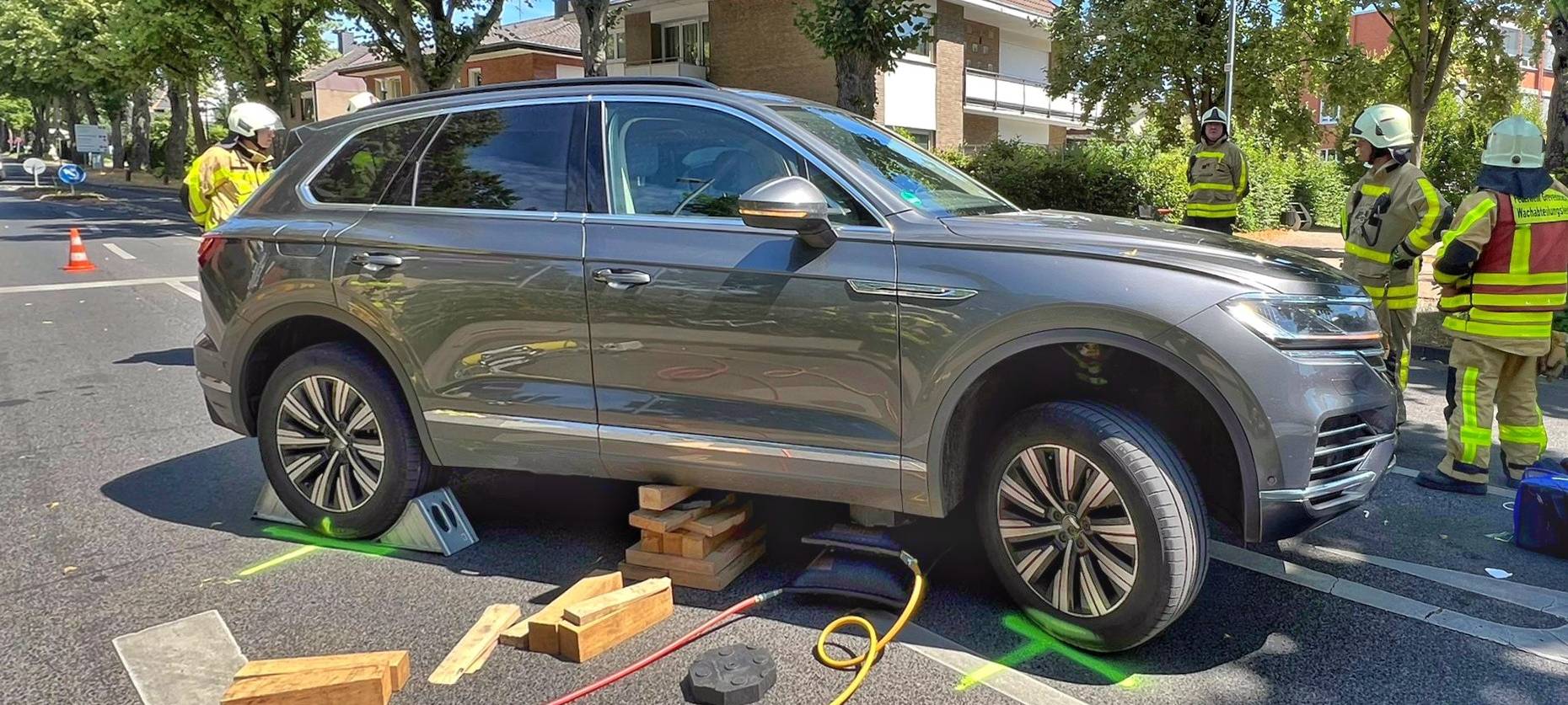 Feuerwehr Grevenbroich muss Junge unter Auto befreien