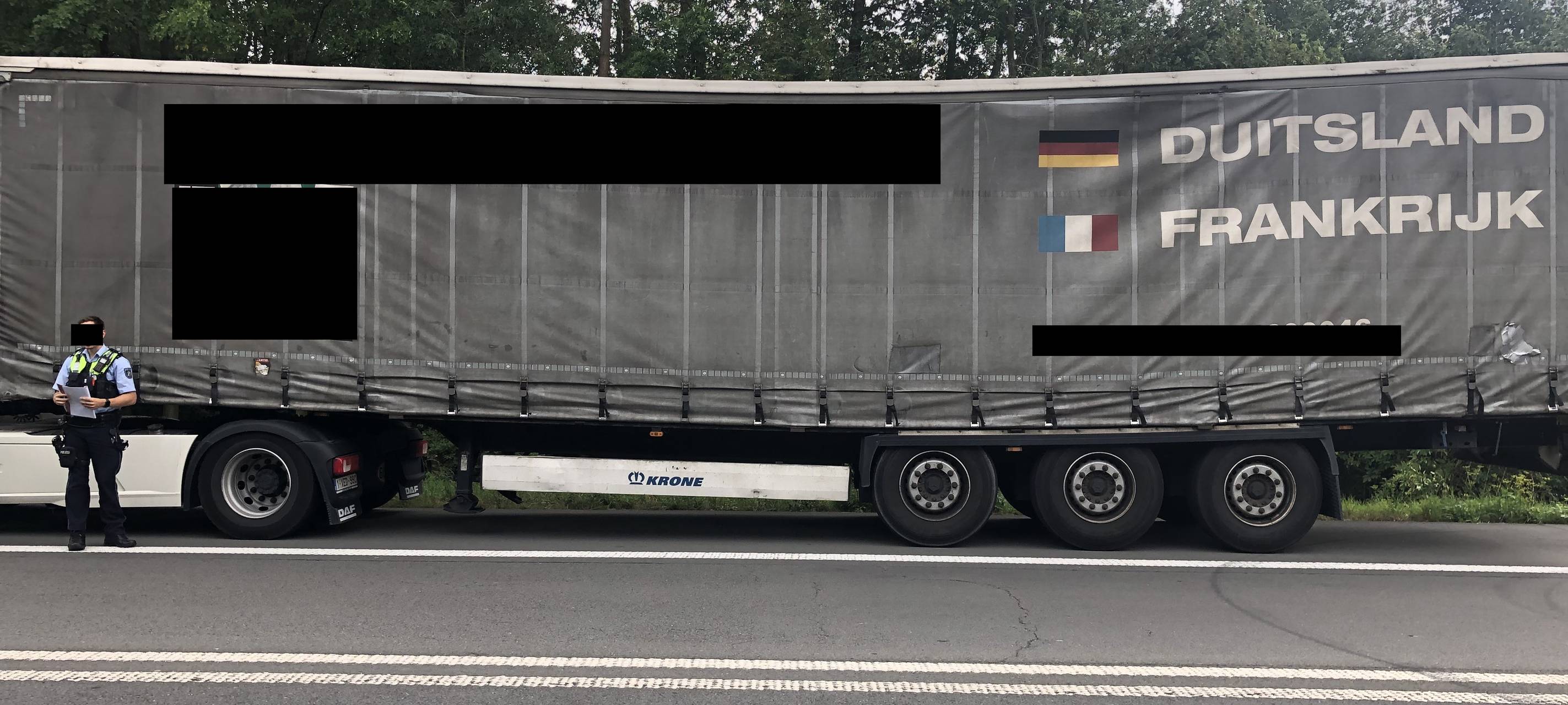 A46 bei Neuss: Lkw bricht fast durch