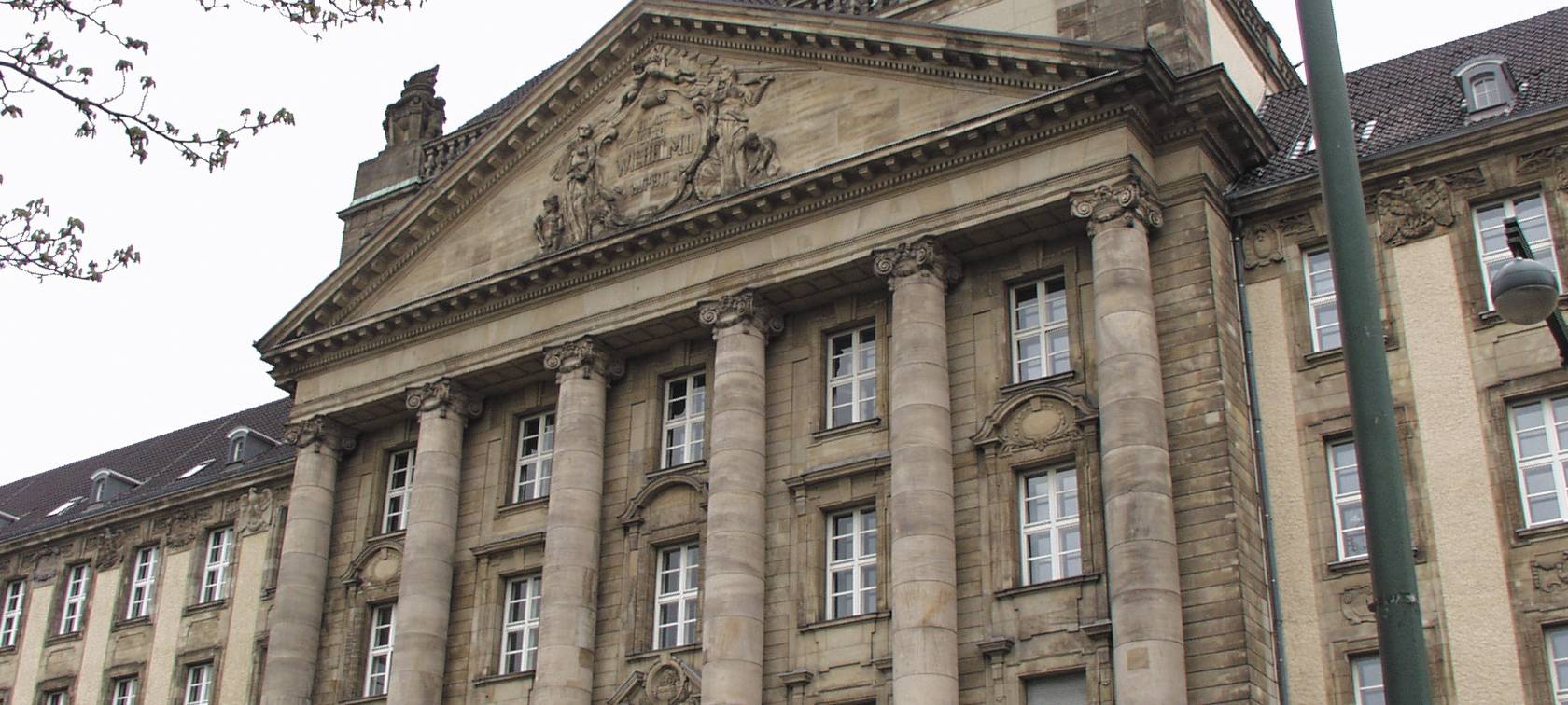 Haupteingang des Hauptgebäudes der Bezirksregierung Düsseldorf.