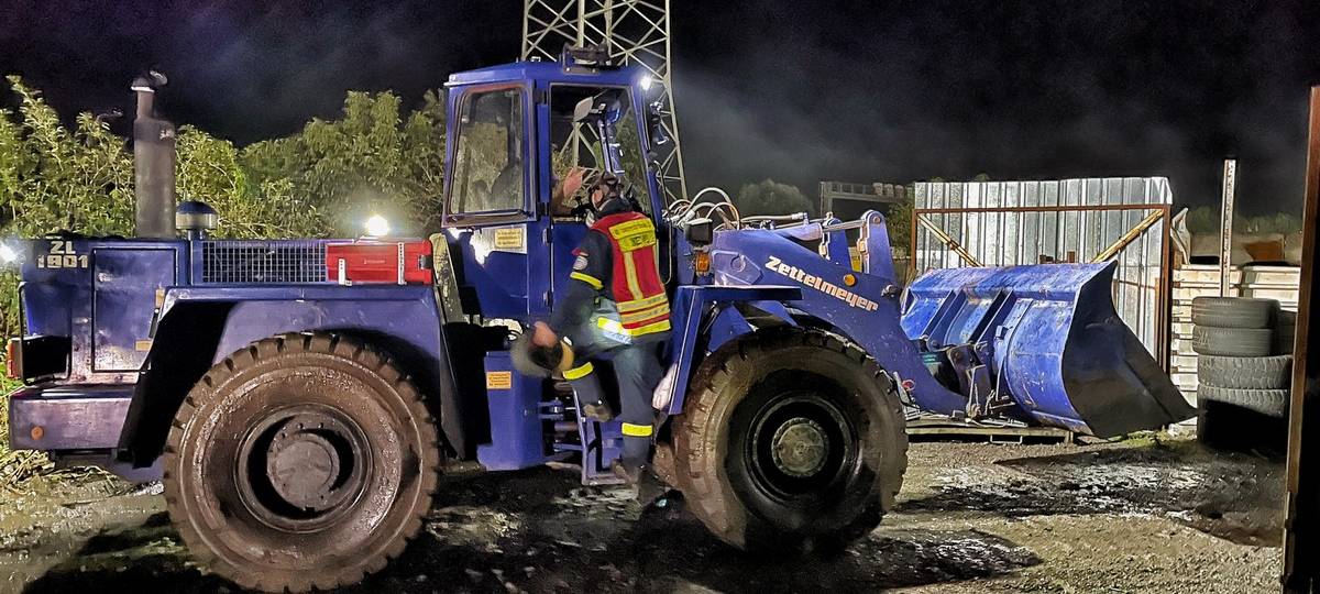 Erneut Brand auf Schrottplatz zwischen Neuss und Kaarst