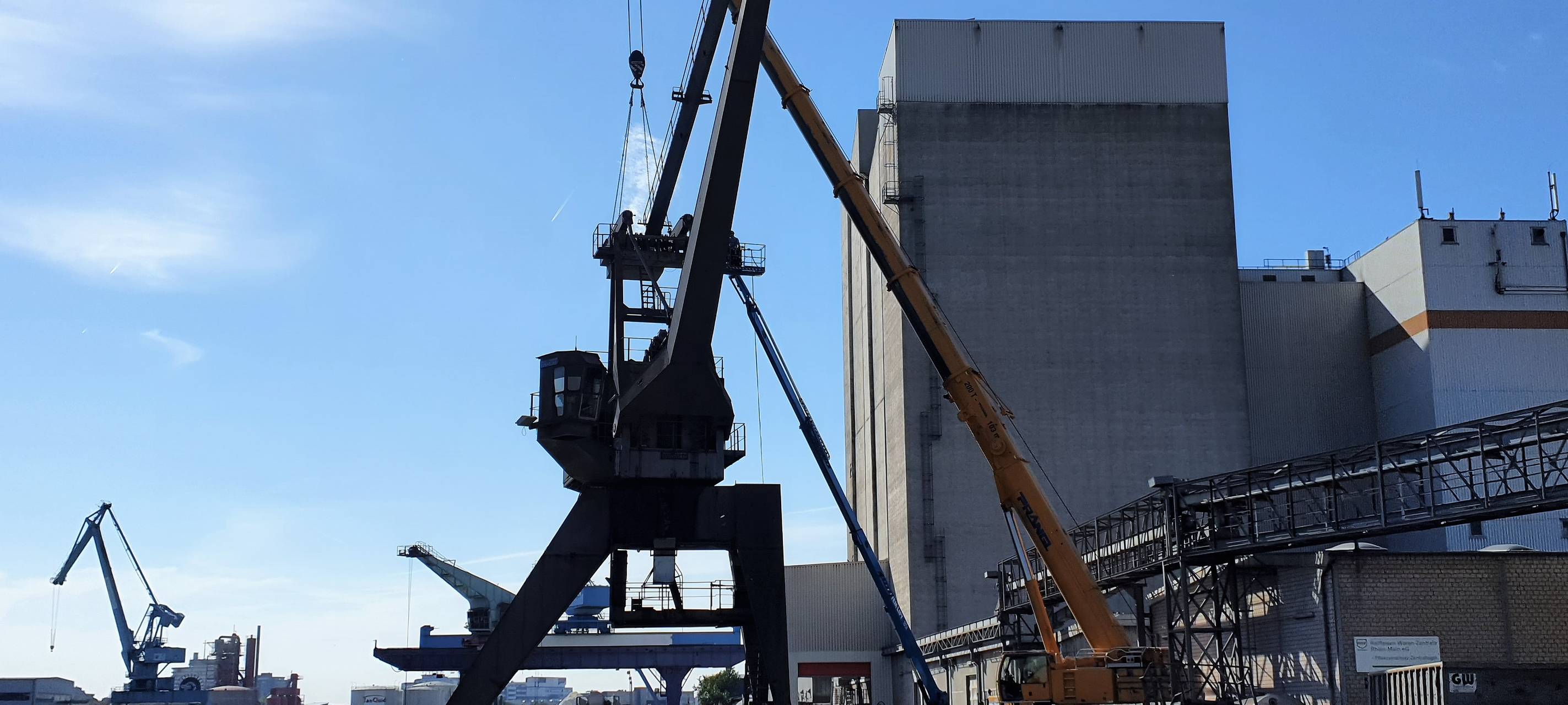 Neuss: Kran abmontiert