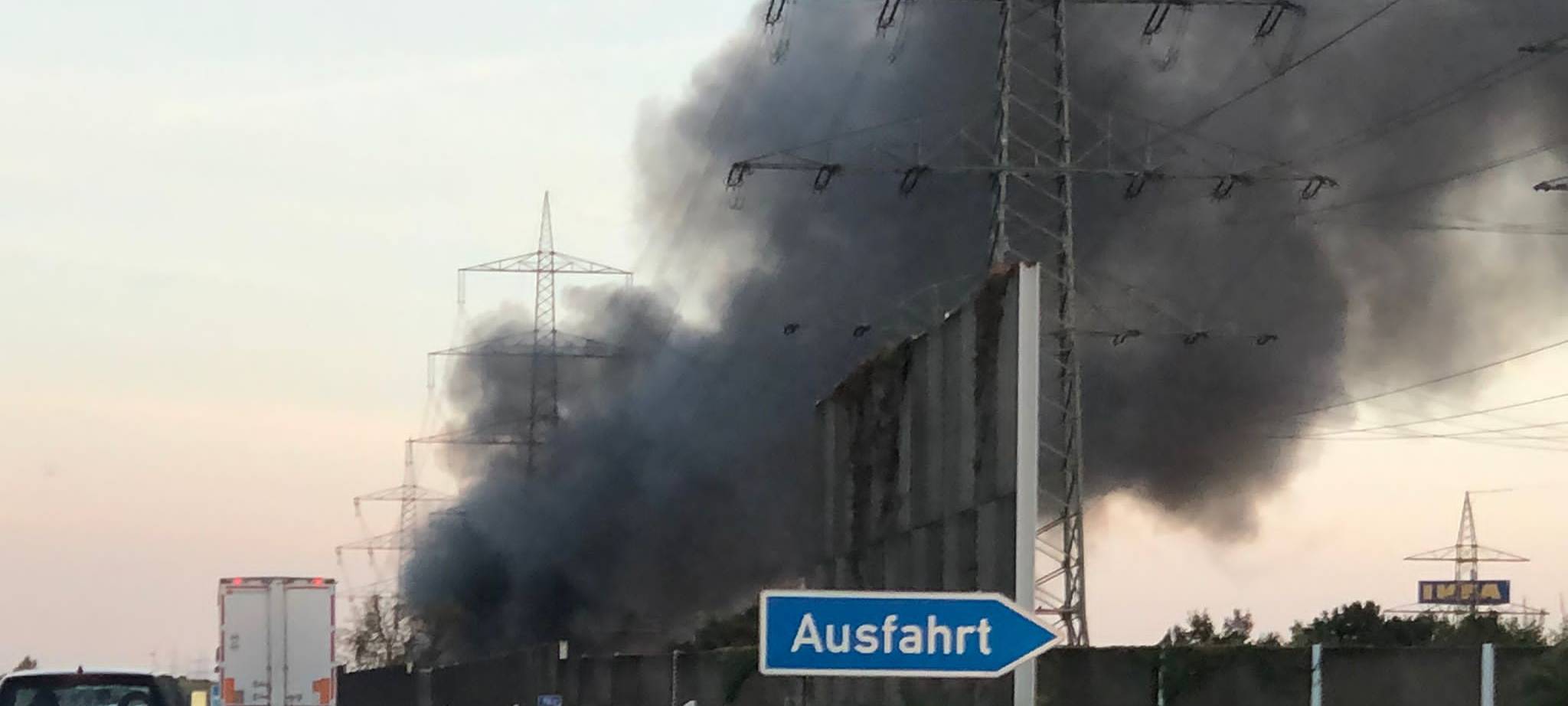 Erneut Brand auf Schrottplatz zwischen Neuss und Kaarst