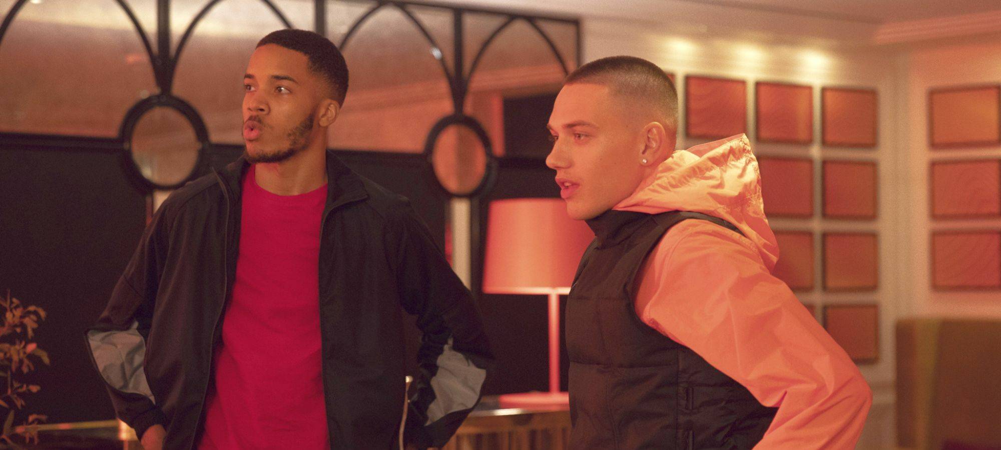 Die Jungs rotten sich zusammen.