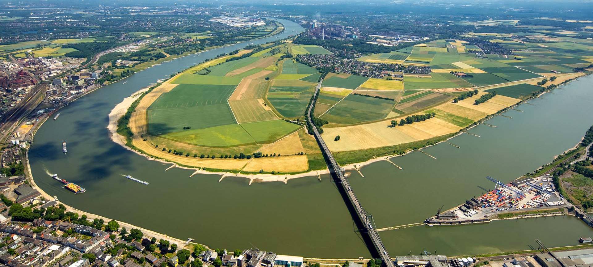 Viel Wasser im Rhein in Neuss und Dormagen