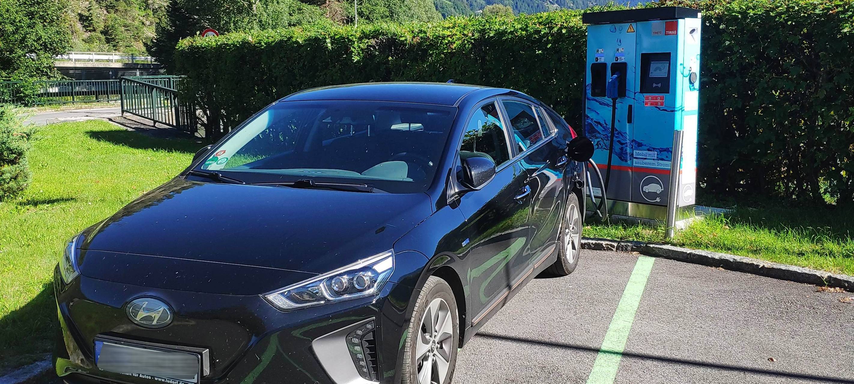 Studie: E-Autos erst ab 65.000 Kilometern klimaschonender