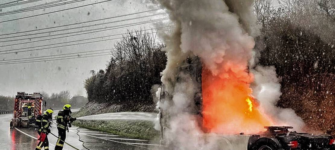 Lange Staus wegen eines LKW-Brands im Kreuz Neuss-West