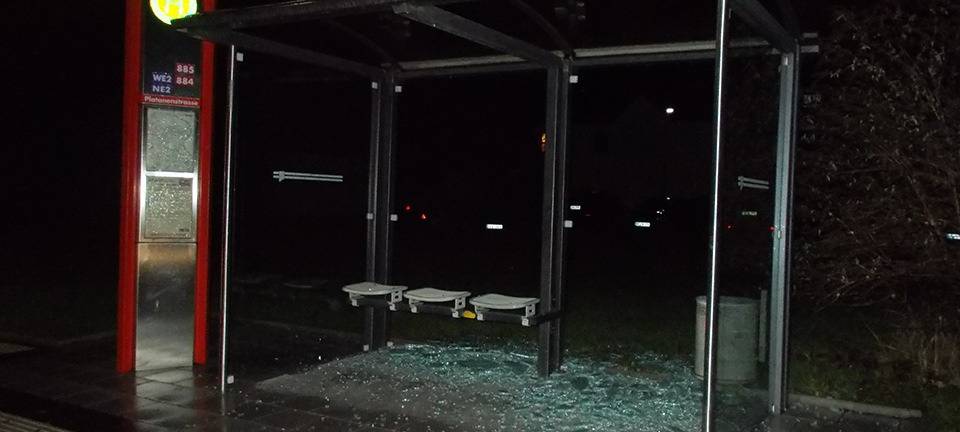 Glasscheiben an neun Bushaltestellen in Dormagen zerstört