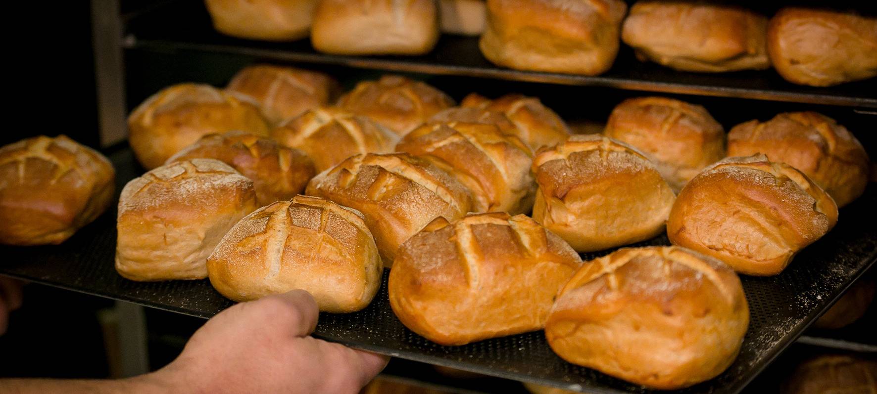 Mann in Neuss in Brötchenmaschine eingeklemmt