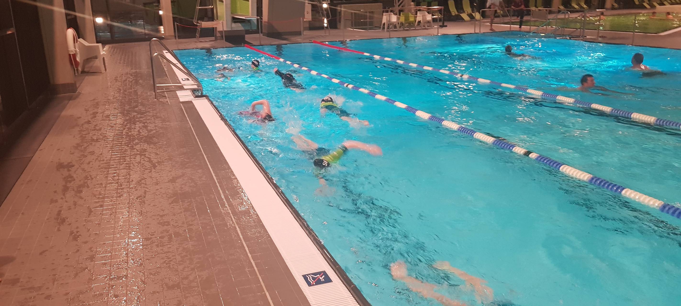 Die Schwimmer mit Neoprenanzug im Wasser