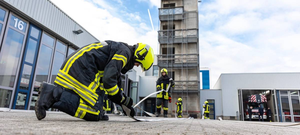 BMW nach Verfolgungsfahrt in Neusser Tiefgarage abgebrannt
