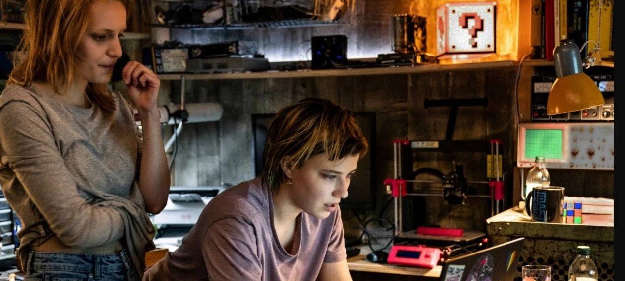 Anna und Benni am PC.