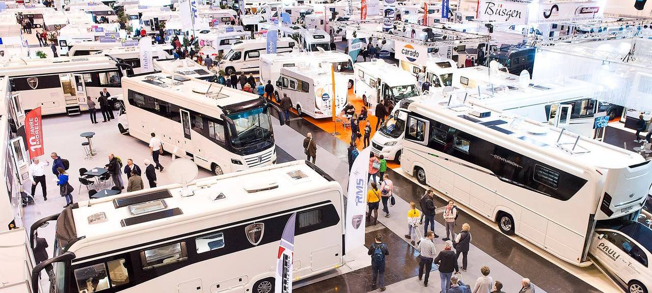 Reisemobile und Fahrräder im Trend: Kreis wirbt auf Messe