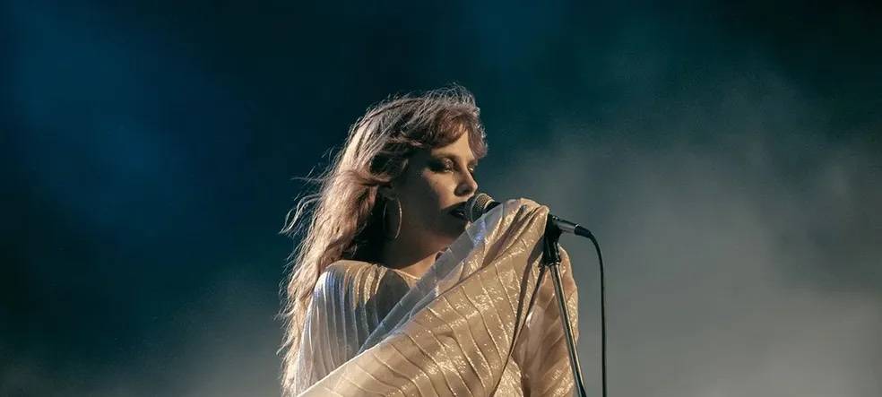 Daisy Jones auf der Bühne.