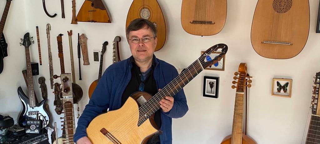 Jüchener Musiker erfindet "Wundergitarre"