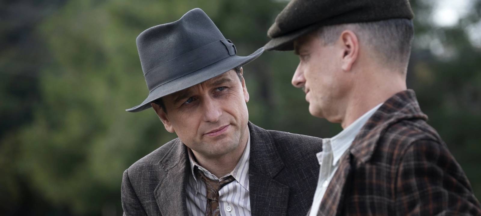 Perry befragt einen Zeugen.