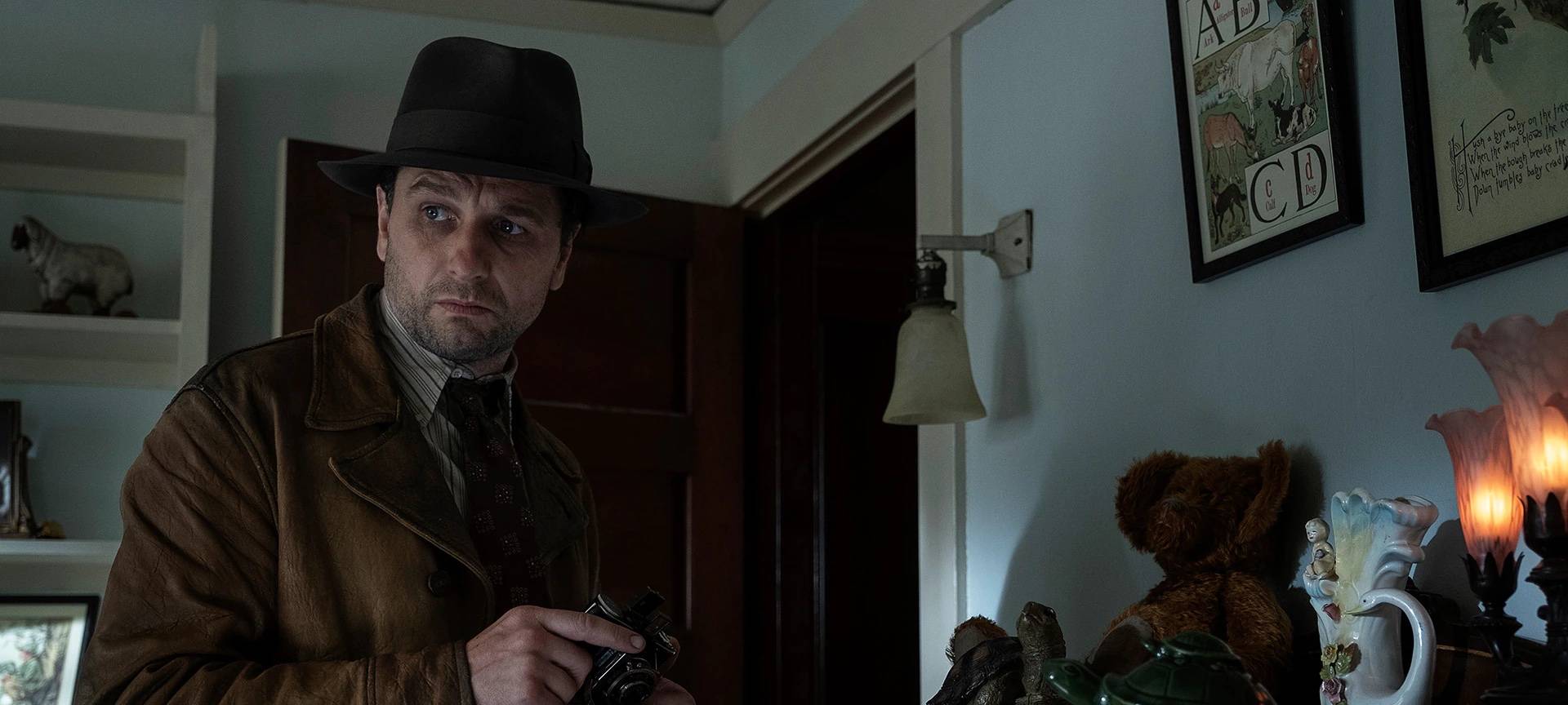 Perry Mason schnüffelt überall herum.