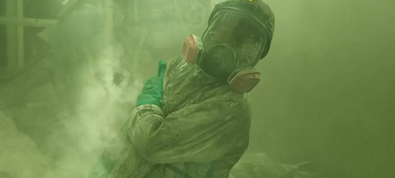 Die Menschen tragen Schutzanzüge.