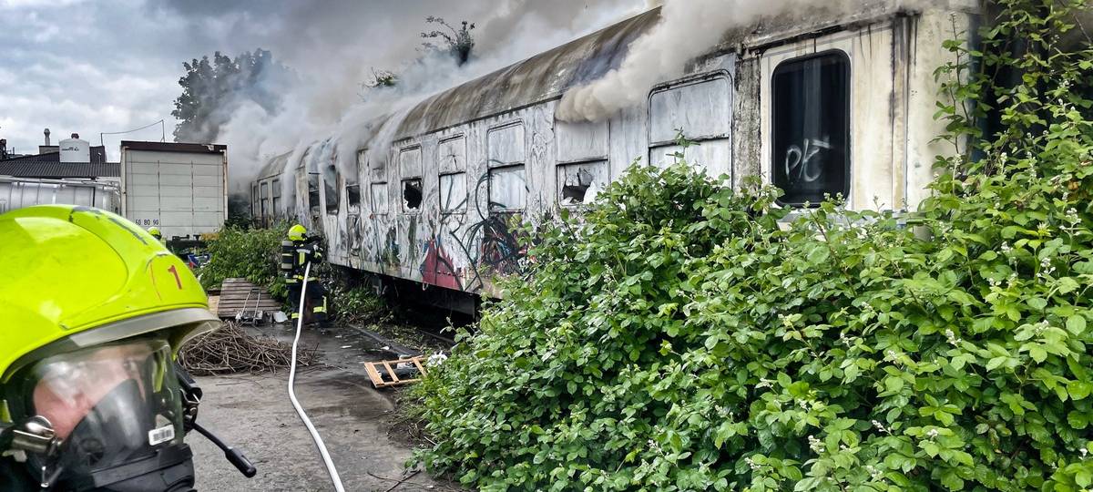 Feuer in altem Bahnwaggon in Neuss