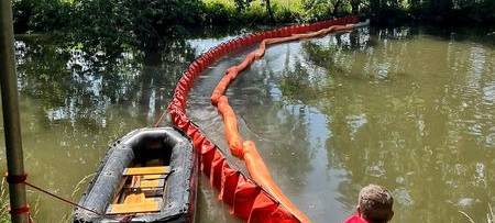 Ölfilm auf Erft bei Grevenbroich