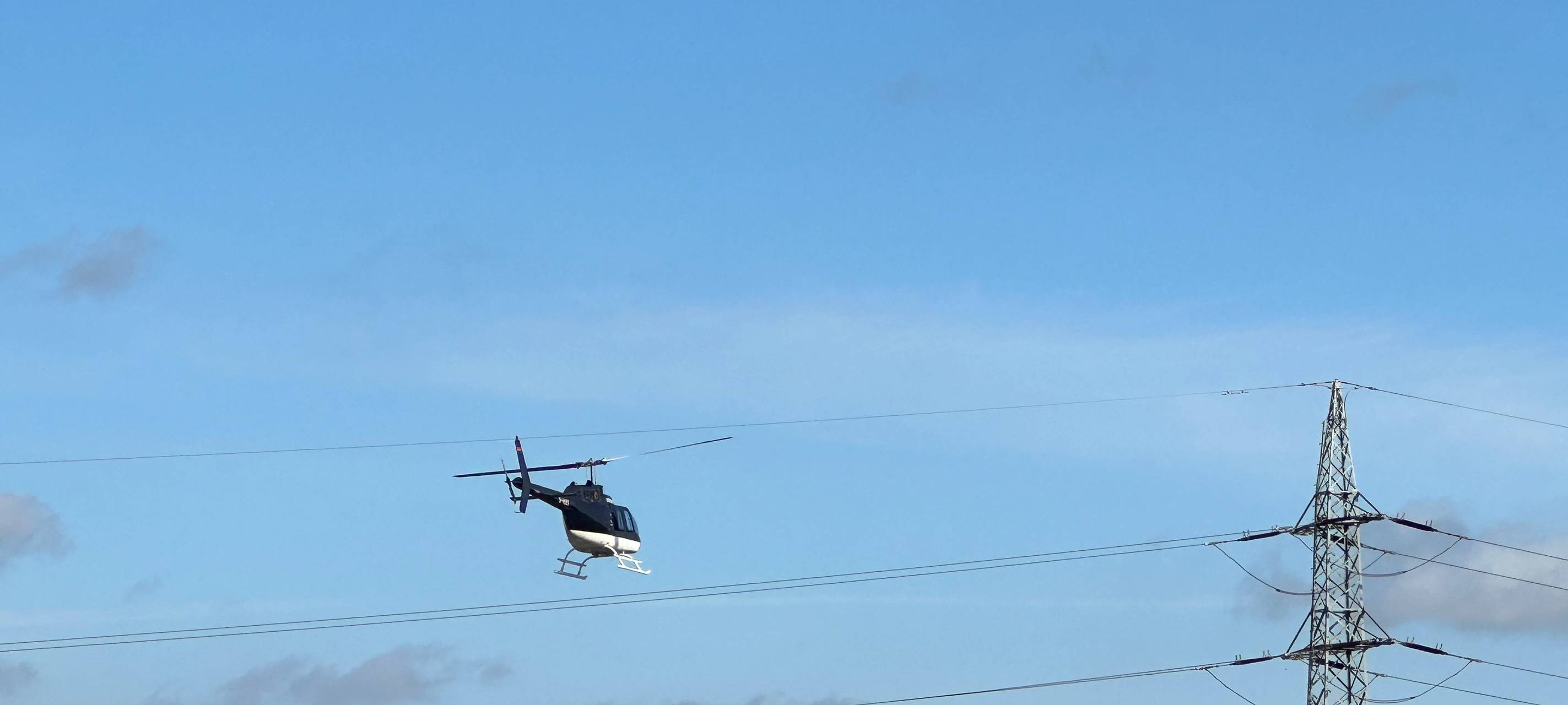 Hubschrauber kontrolliert Stromleitungen im Kreis