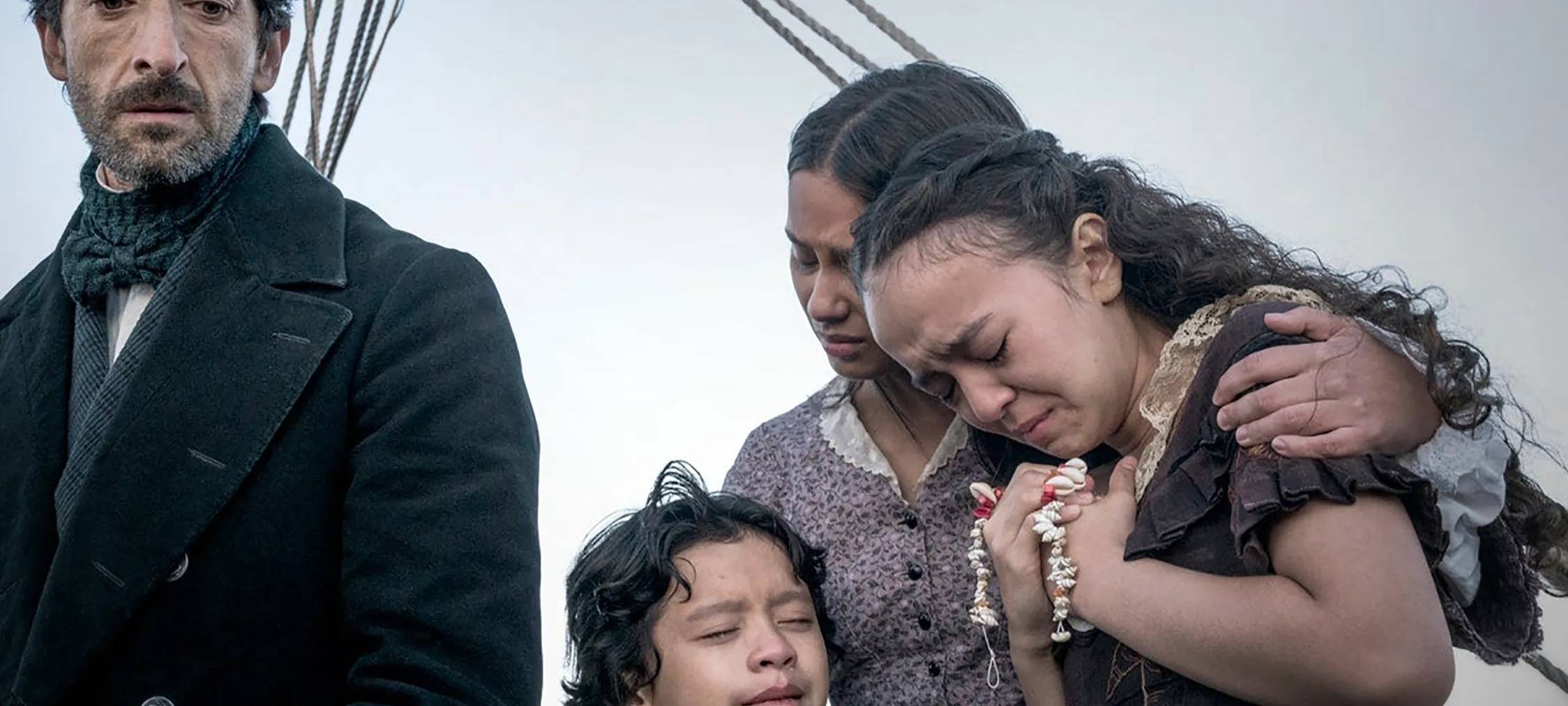 Boones Frau wird auf hoher See bestattet.