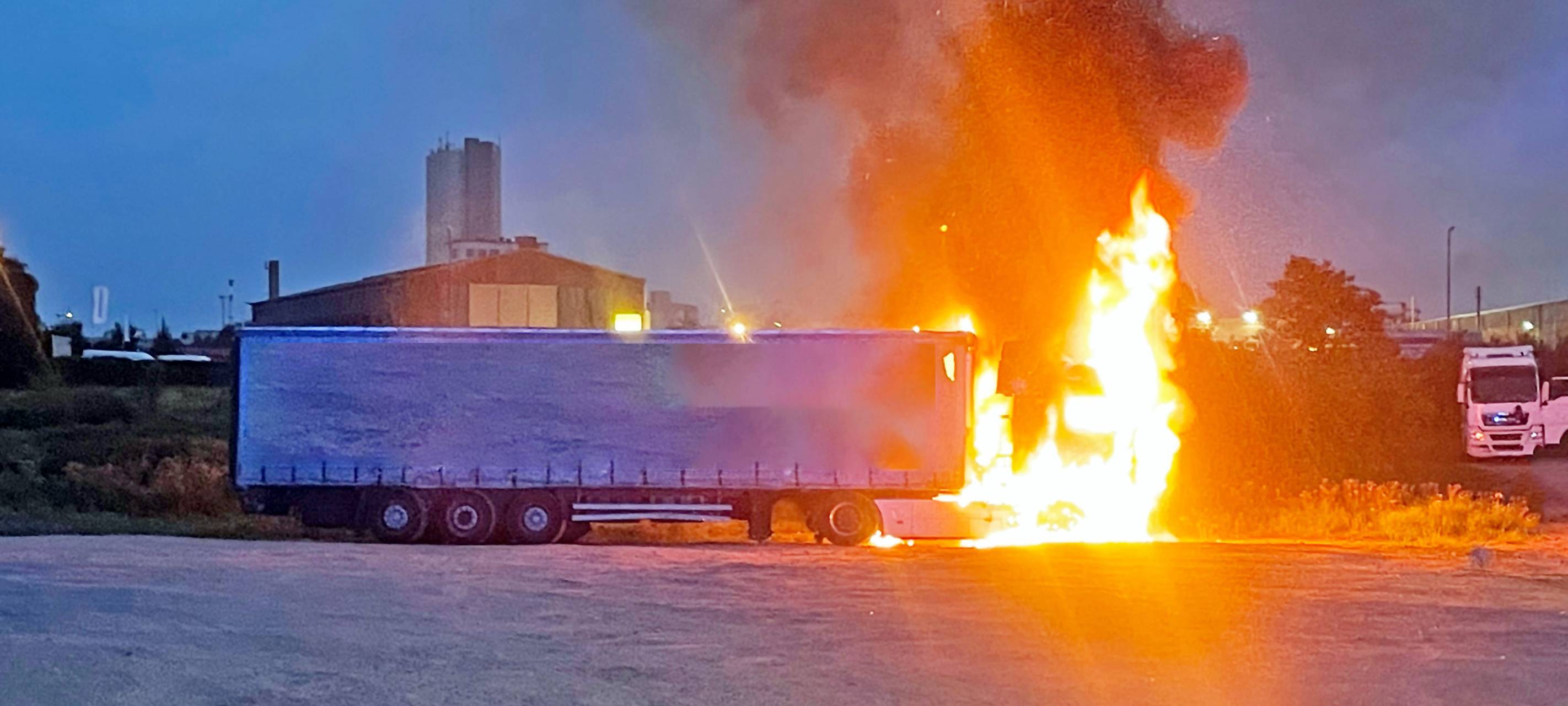 Silos und LKW brennen in Neuss
