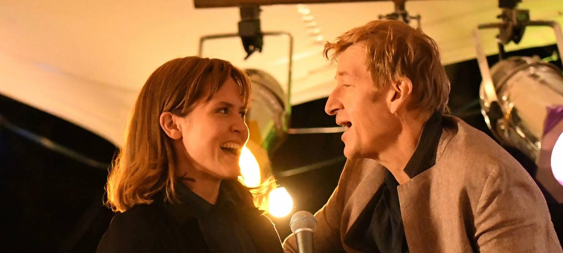 Clara und ihr Vater auf der Bühne.