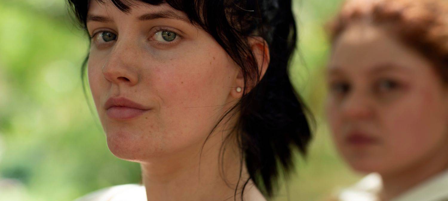 Jo blickt auf ihre schreckliche Zeit im Internat zurück.