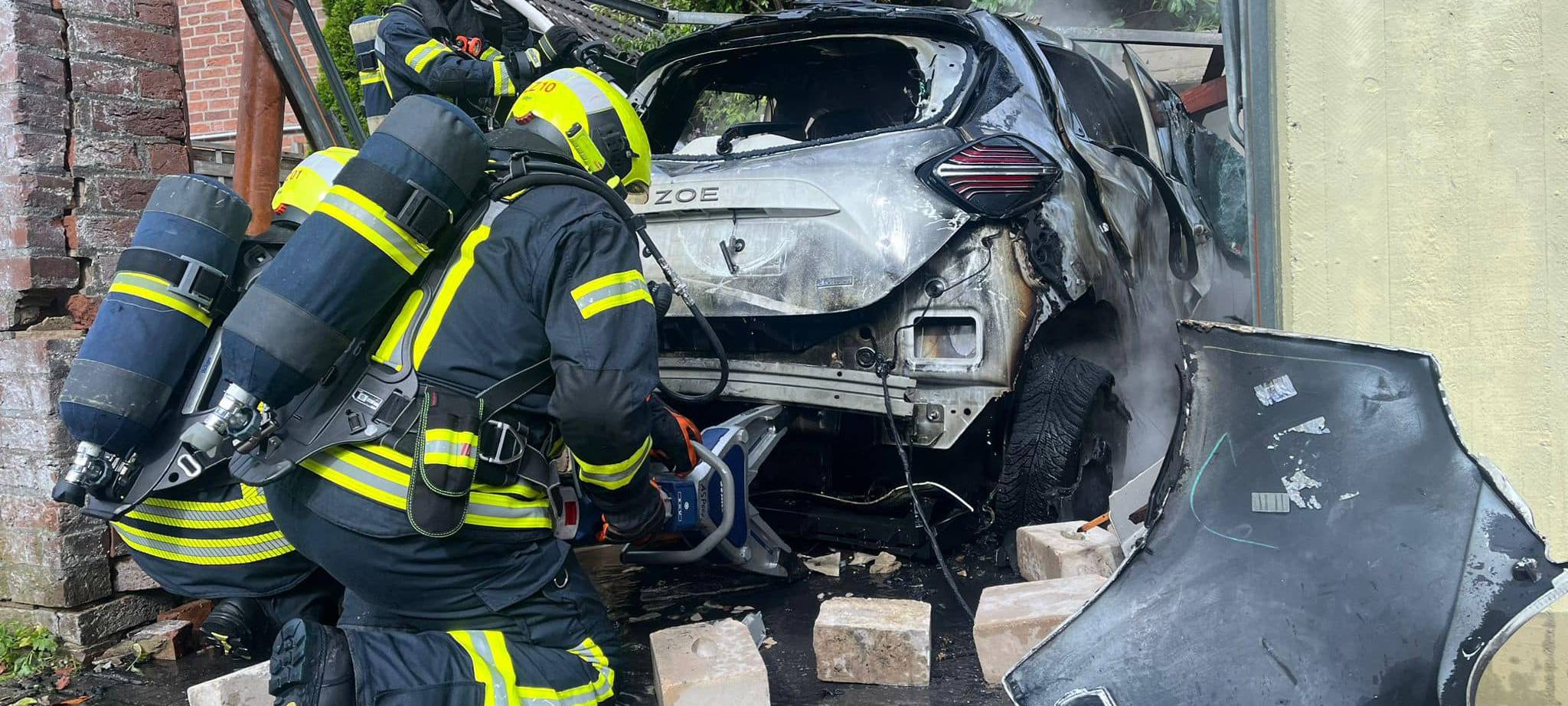 Neuss: E-Auto explodiert in Garage