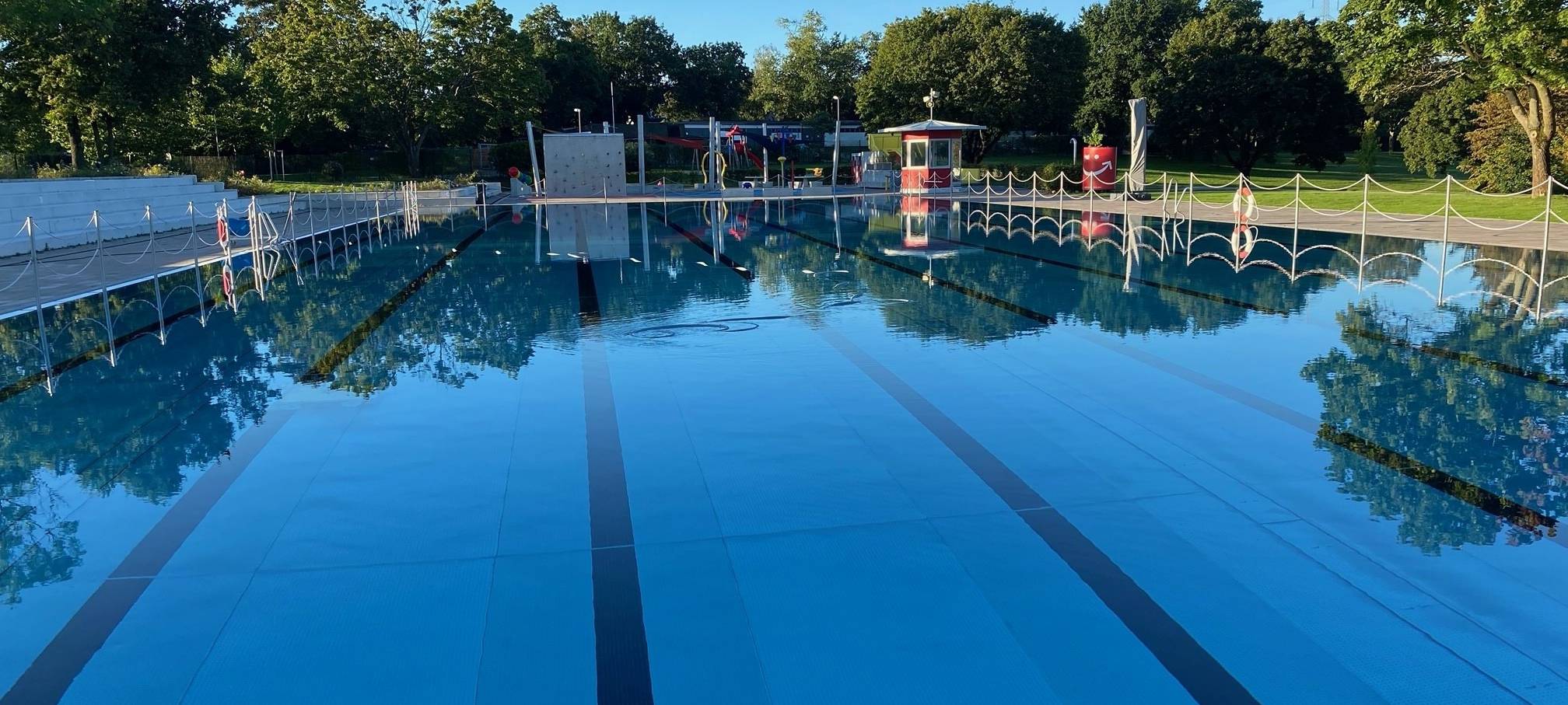 Immer mehr Handy-Eltern in Neusser Schwimmbädern