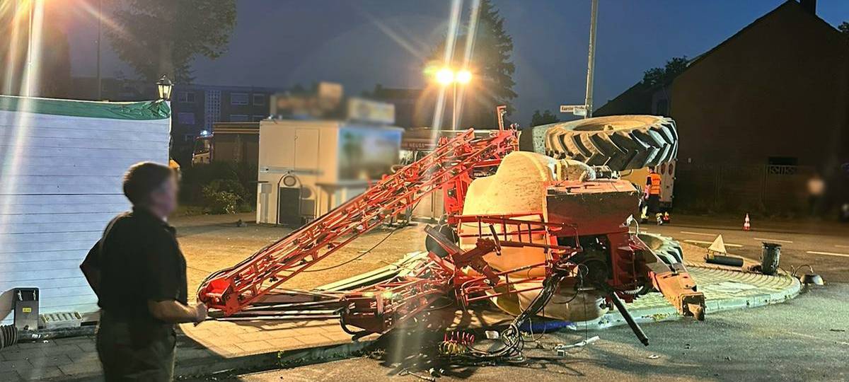 Neusser Norden: Düngemittelspritze kippt um