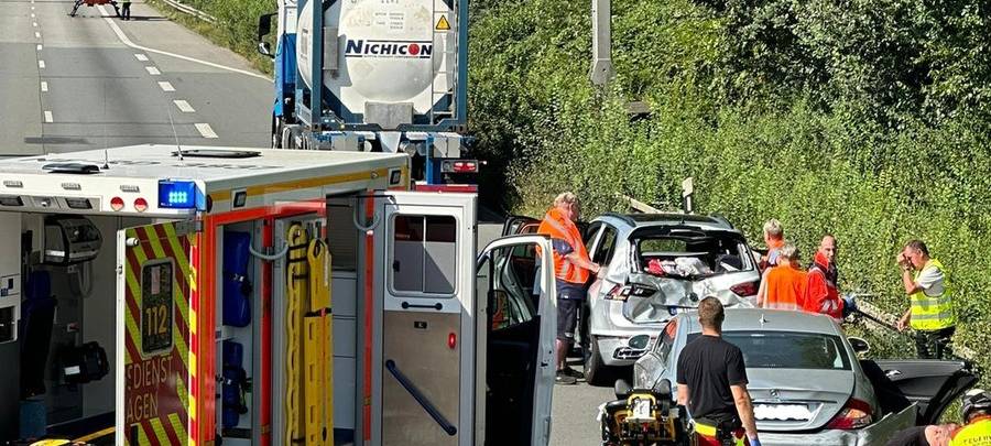 Lange Staus nach Unfall auf A57 bei Neuss-Reuschenberg
