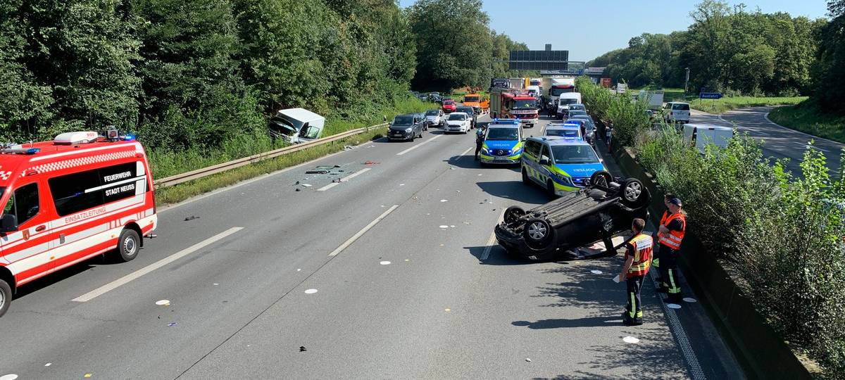 Lange Staus nach Unfall auf A57 bei Neuss-Reuschenberg
