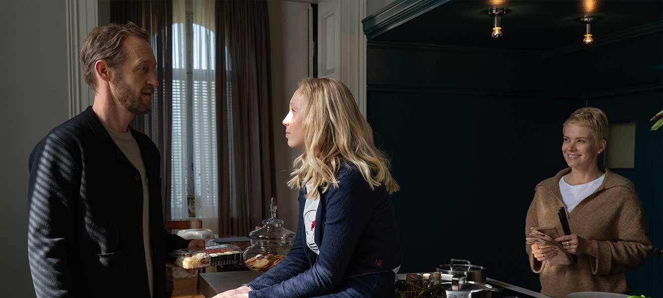 Viktor blödelt mit seiner Tochter Joy.