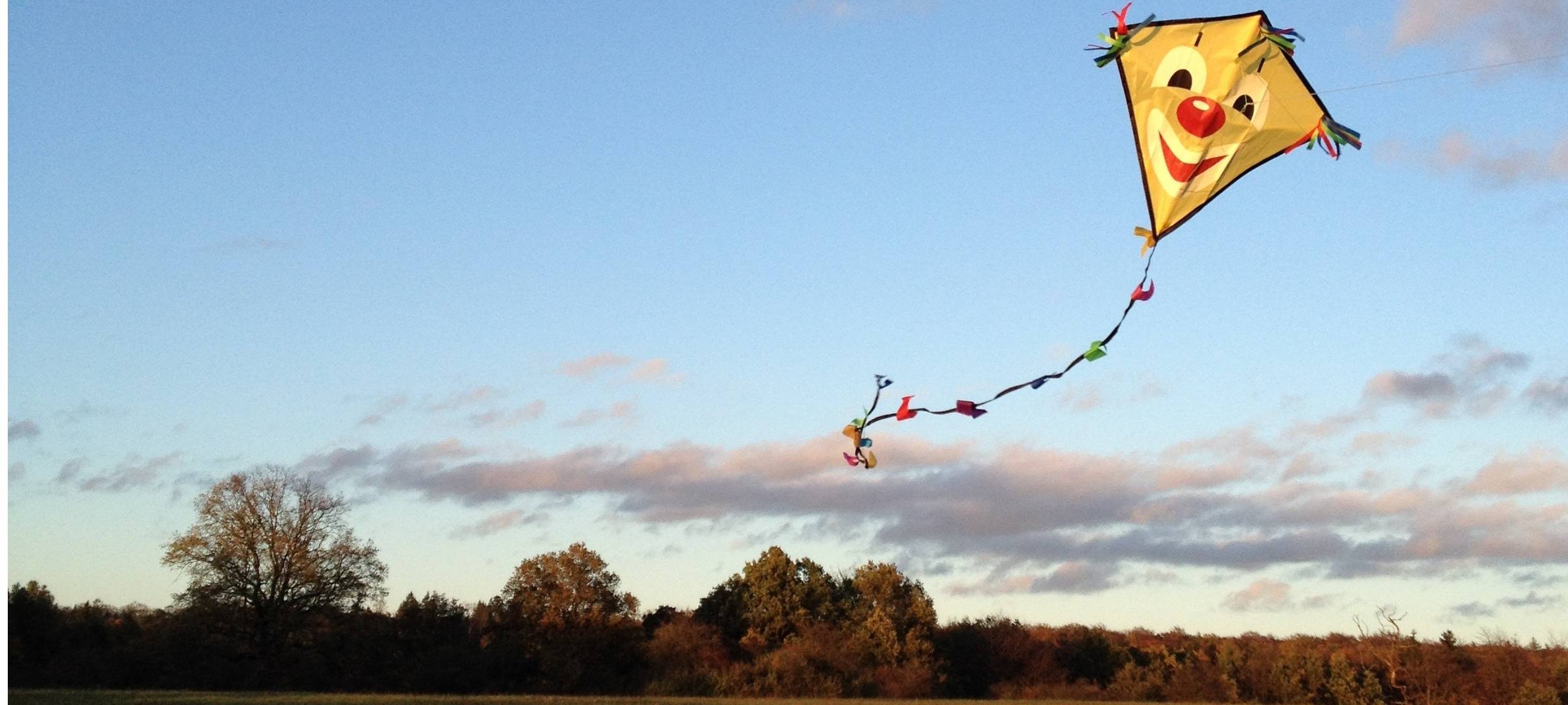 Vorsicht beim Drachensteigen lassen im Rhein-Kreis Neuss