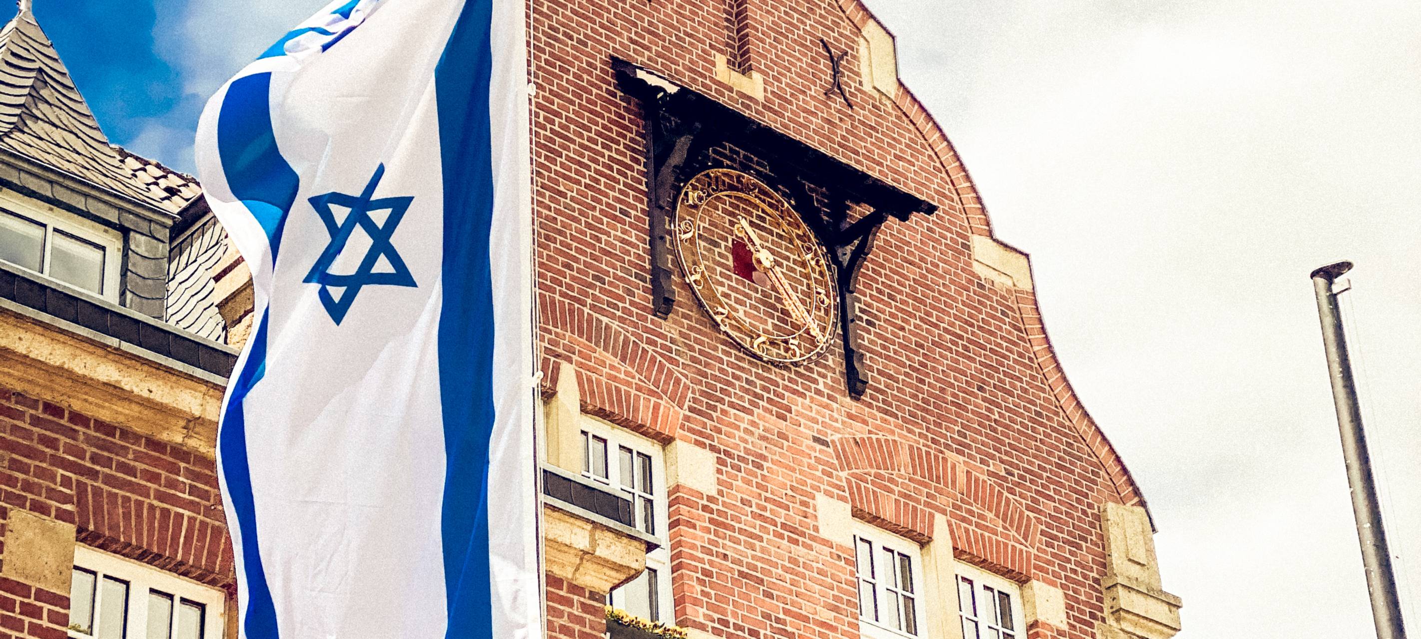Israel Fahne am Dormagener Rathaus ausgetauscht