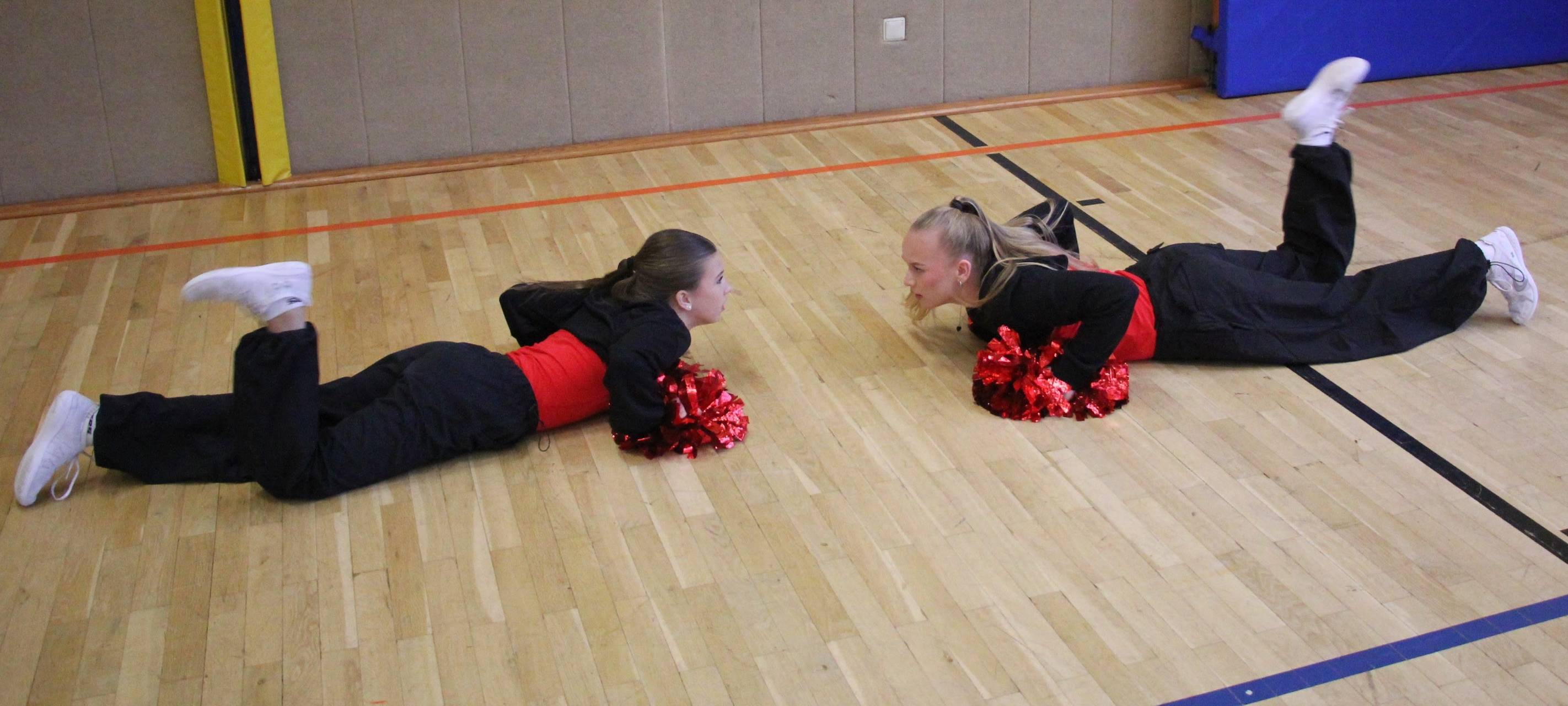 Cheerleaderinnen vom FC Delhoven fahren zur WM