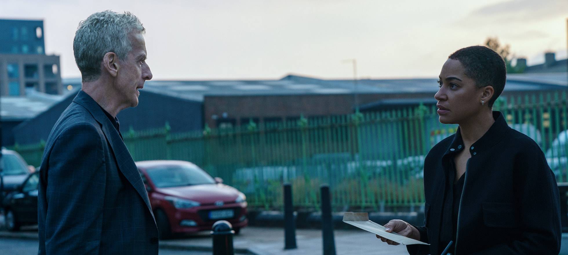 Die beiden Detectives geraten in Streit.