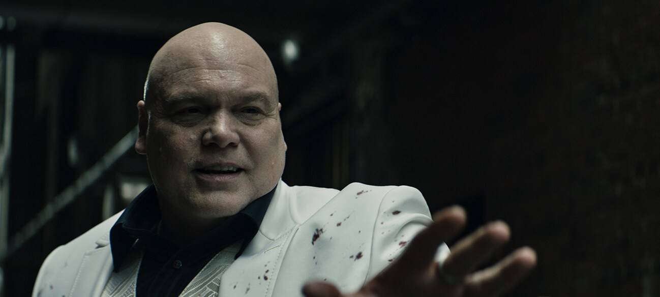 Maya muss nach Kingpin Pfeife tanzen.