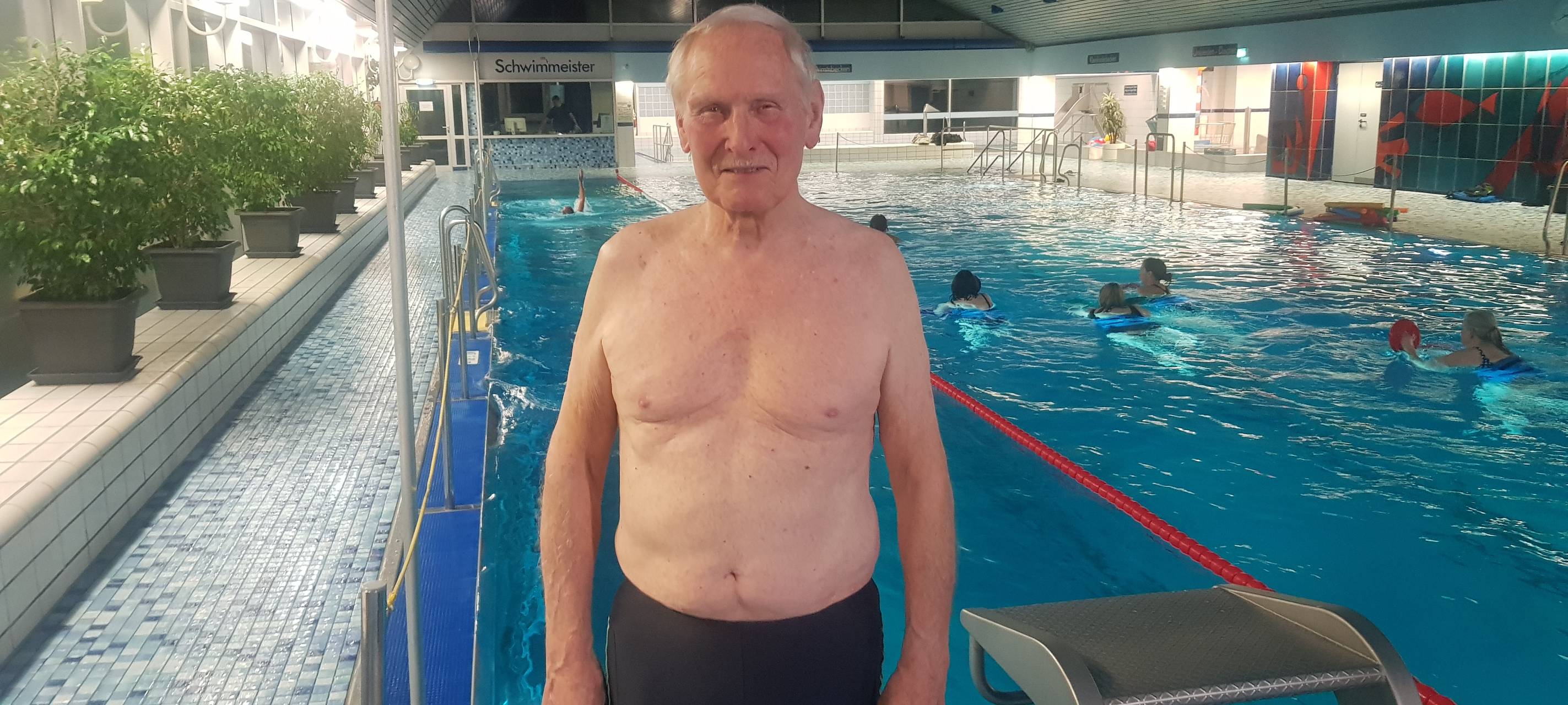 Fitter Senior-Schwimmer aus Meerbusch