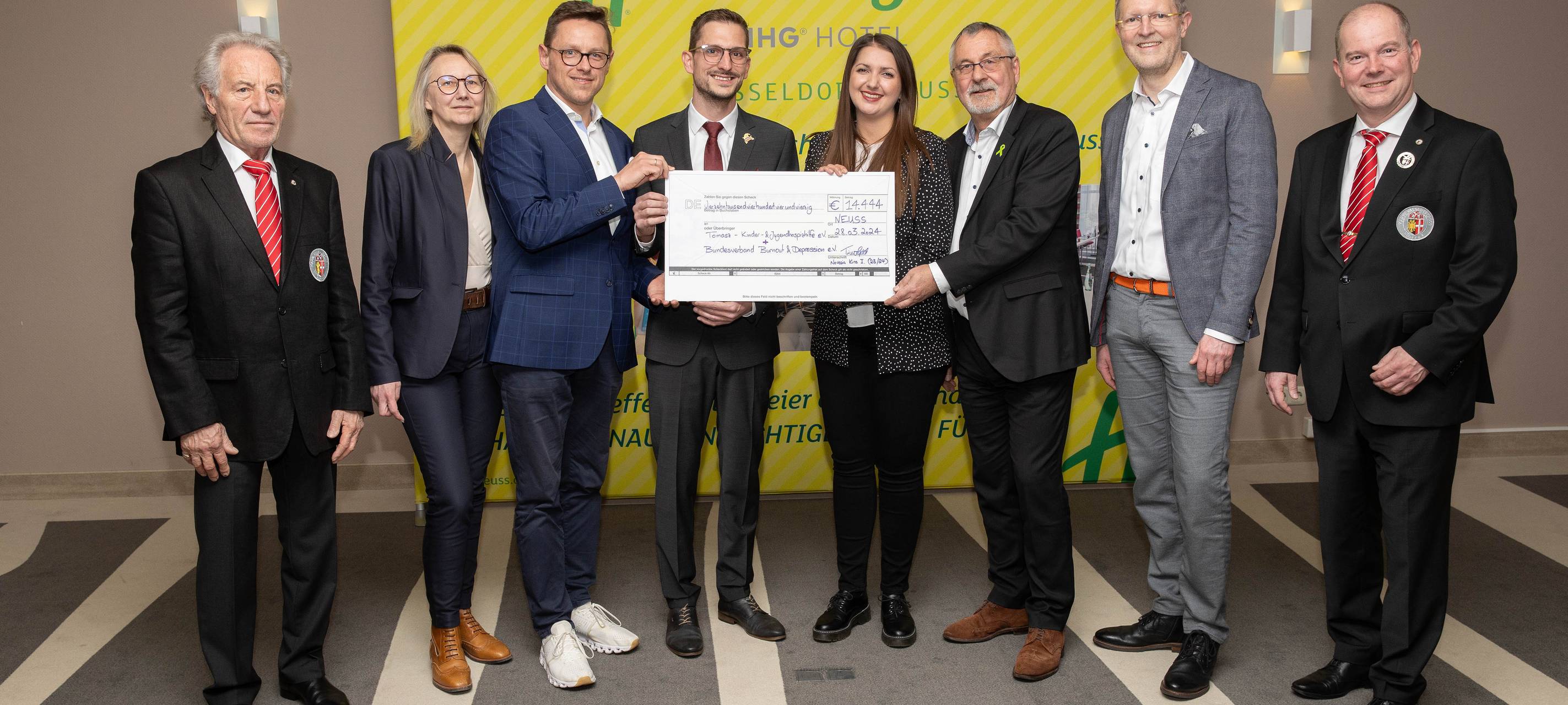 Neusser Prinzenpaar überreicht Spenden für den guten Zweck