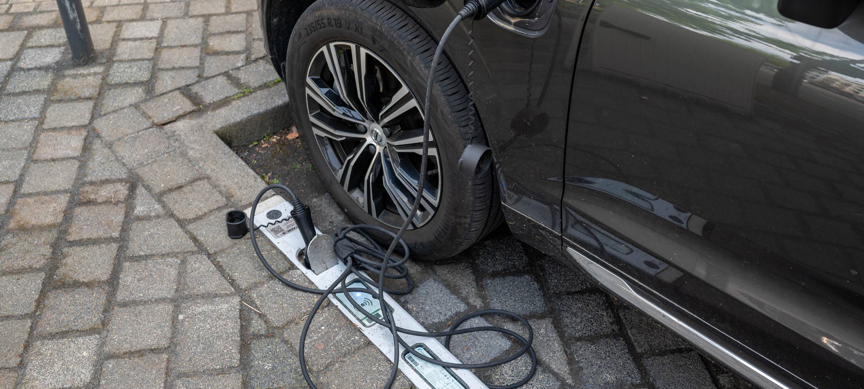 Möglicher Versuch mit E-Ladebordsteinen in Neuss