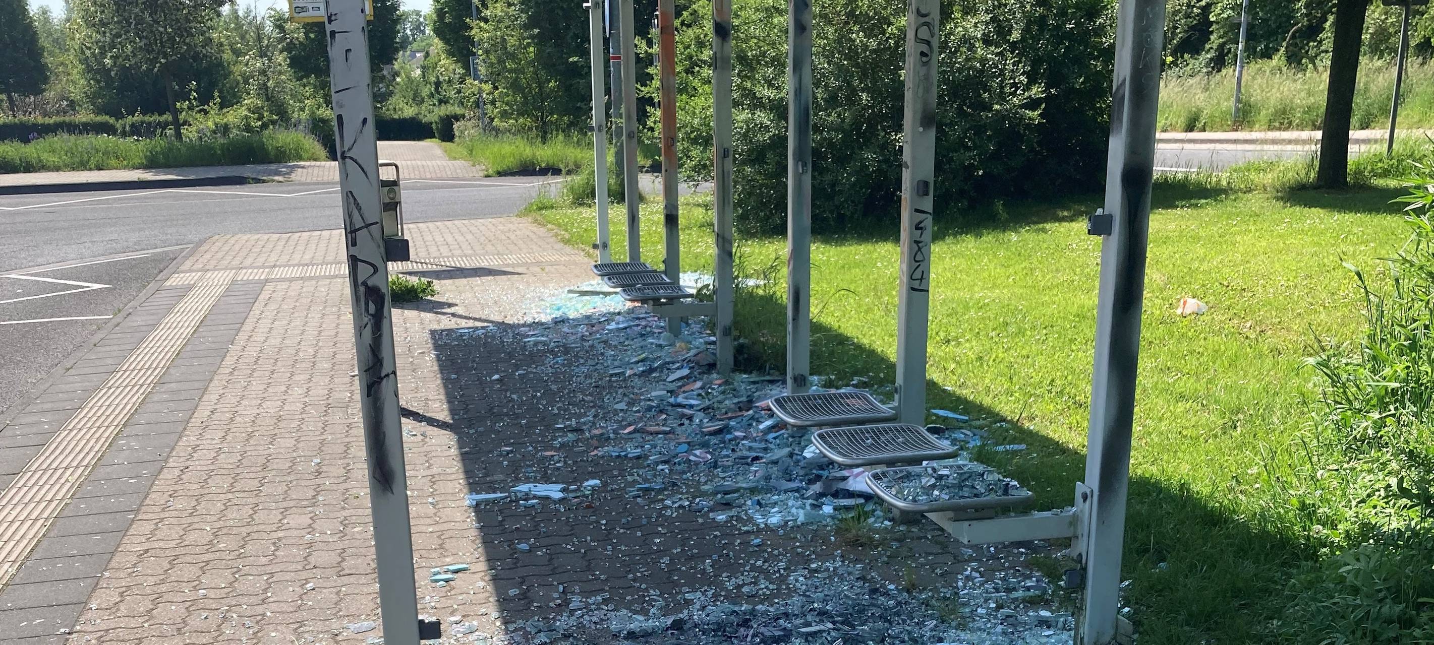 Wartehäuschen in Jüchen erheblich beschädigt