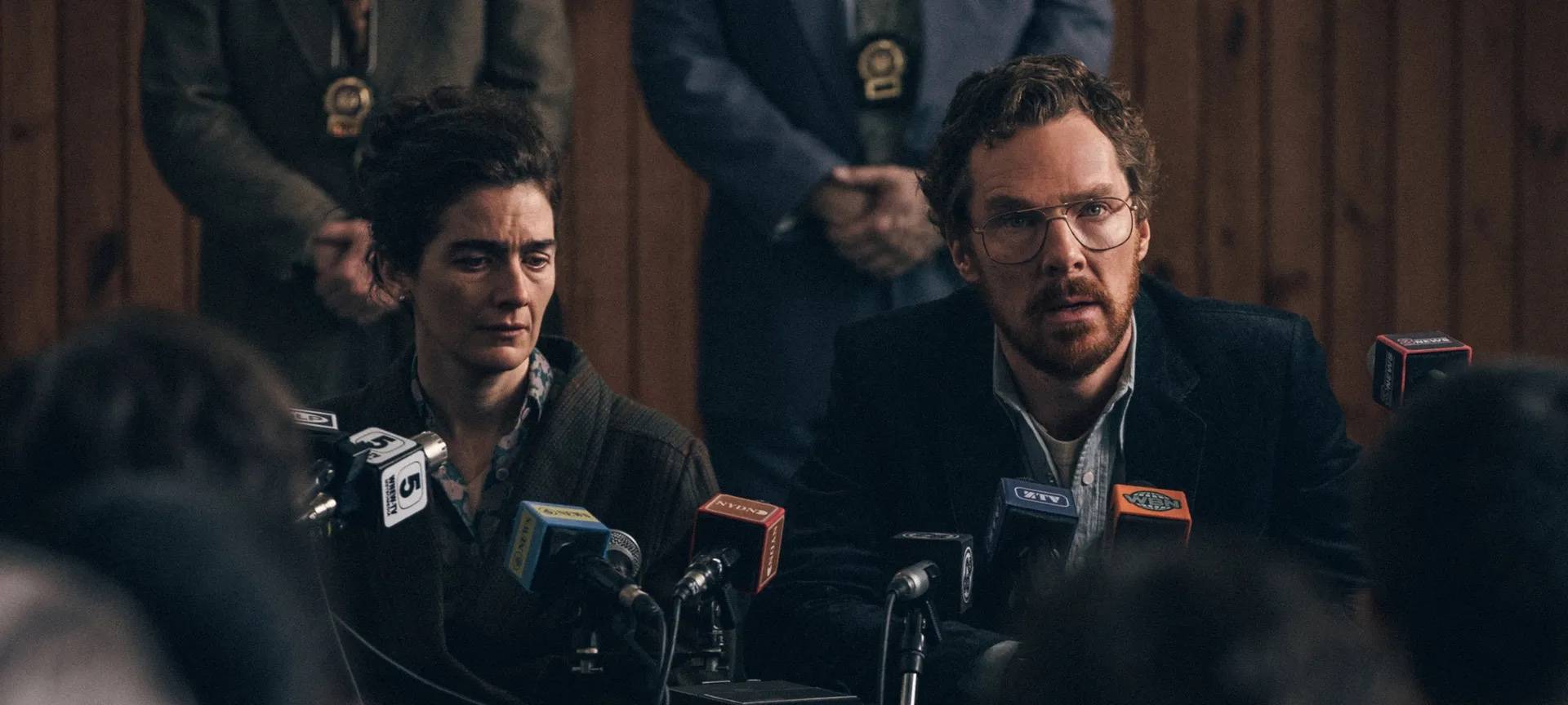 Vincent und seine Frau geben eine Pressekonferenz.