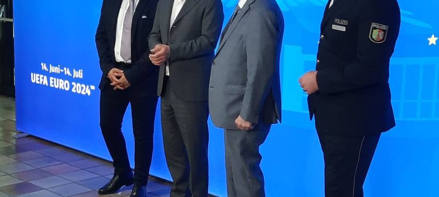 Olaf Scholz im Neusser Polizeilagezentrum für die Fußball-EM