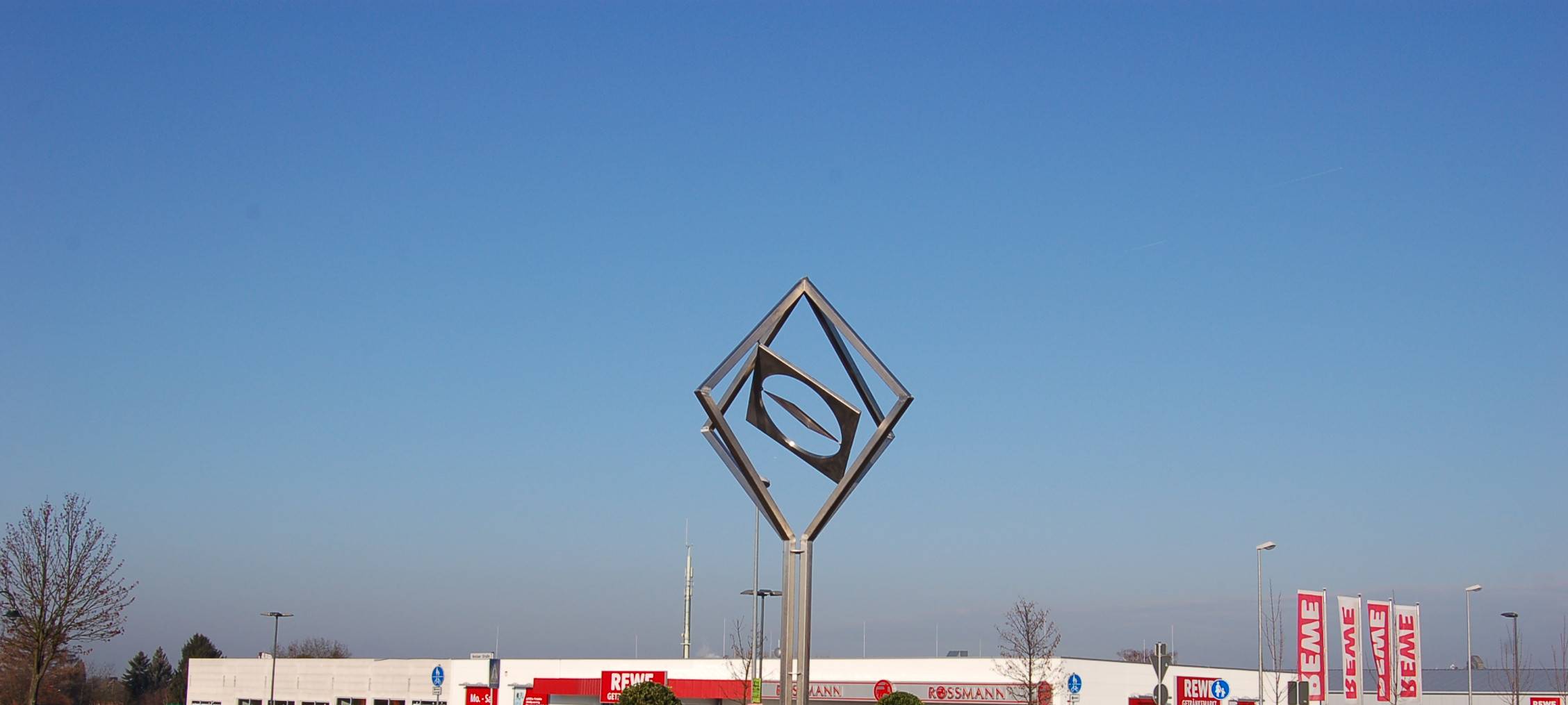 Rommerskirchen Kreisverkehr an der B477 mit Skulptur Vierwinden